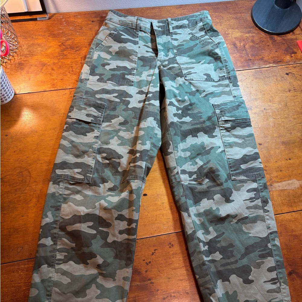 Camouflage capri universal thread size 2